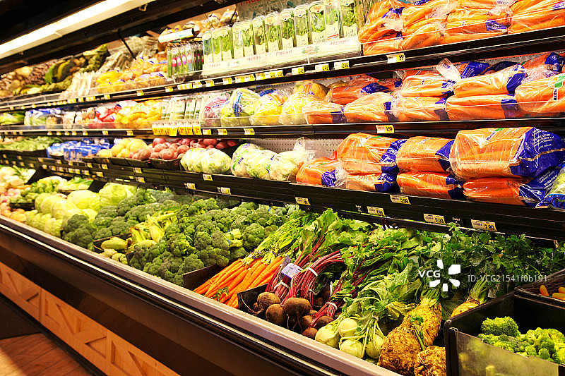 超市中摆列整齐的蔬菜图片素材