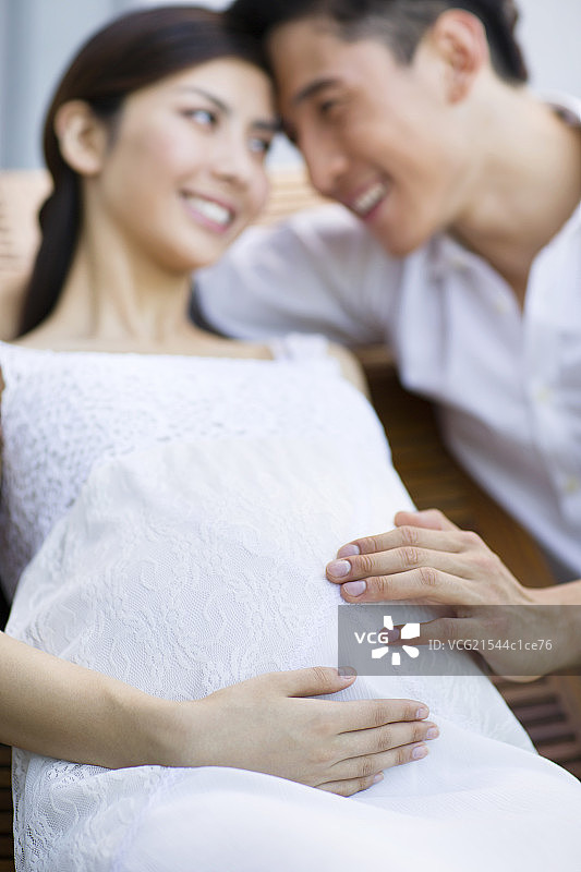 年轻夫妇期待新生儿图片素材