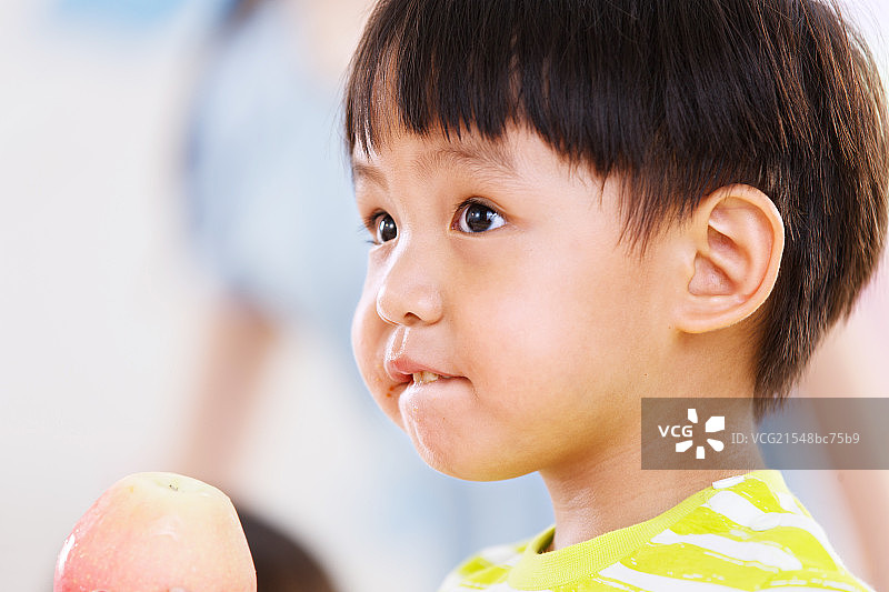 小男孩咬嘴唇图片素材