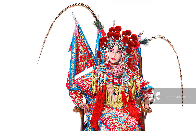 女京剧表演者坐在椅子上图片素材