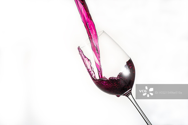 红酒倒入酒杯图片素材