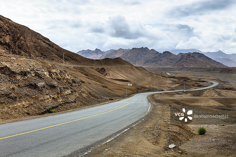 昆仑峡谷蜿蜒的路图片素材