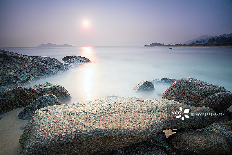 海南南燕湾雾化海浪与礁石图片素材