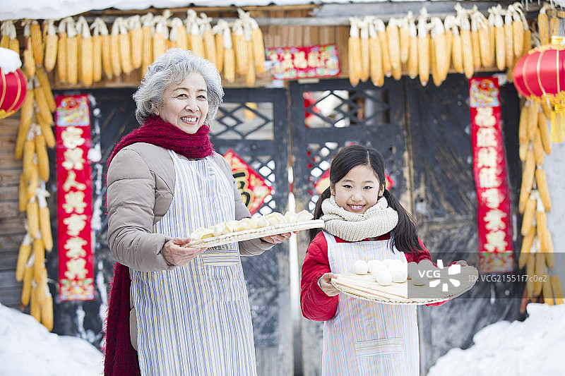 奶奶和孙女端着水饺图片素材