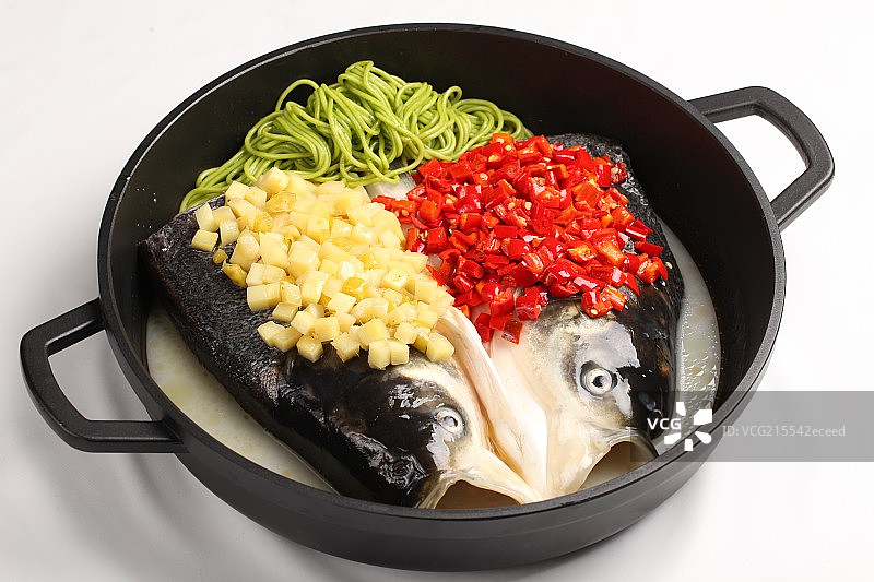 剁椒双味鱼头配素面图片素材