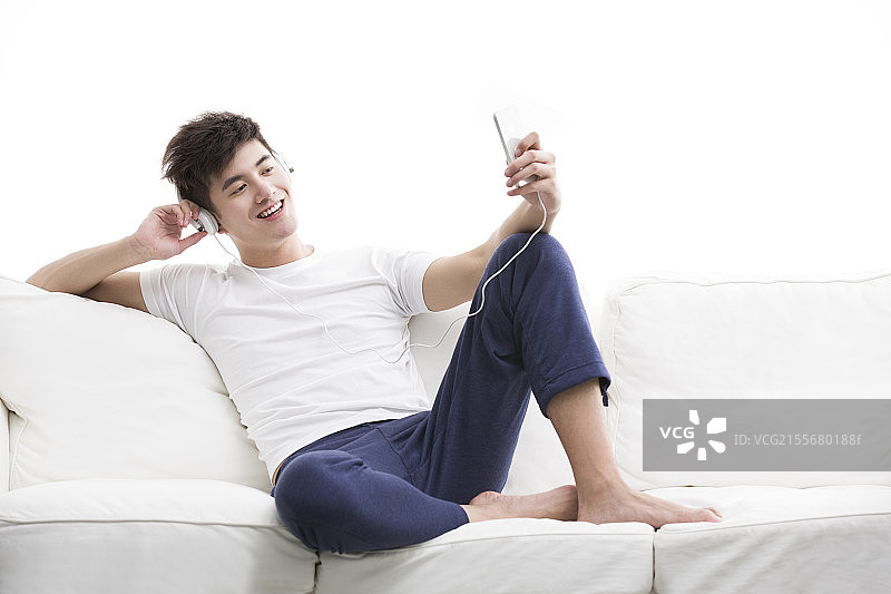年轻男子用手机听音乐图片素材