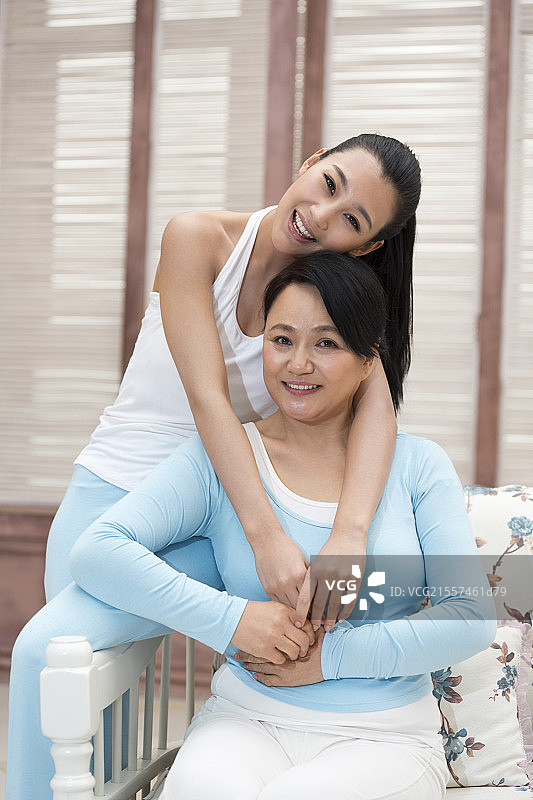 亲密的母女坐在沙发上图片素材