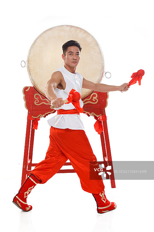 青年人在击鼓图片素材