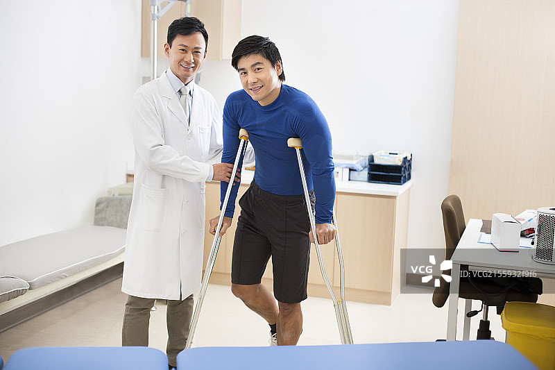 医生和拄着双拐的病人图片素材