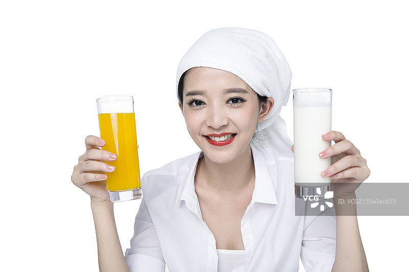 头上包着毛巾的美女图片素材