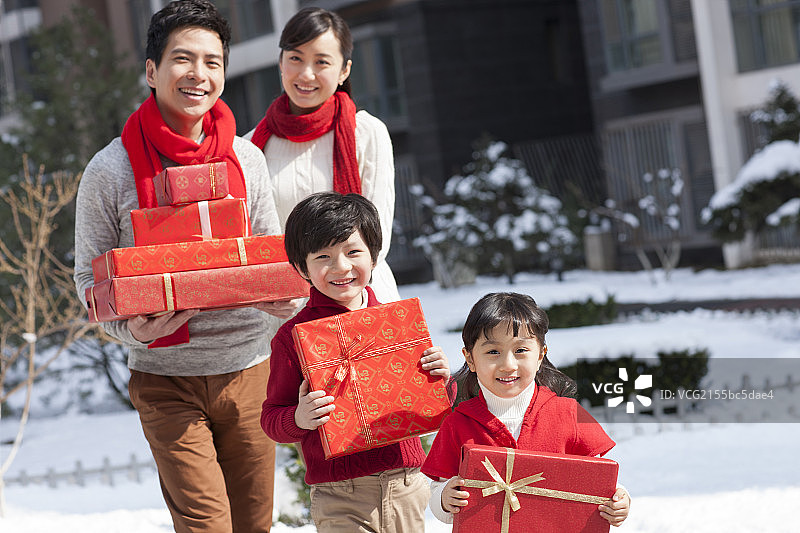 幸福家庭和新年礼物图片素材