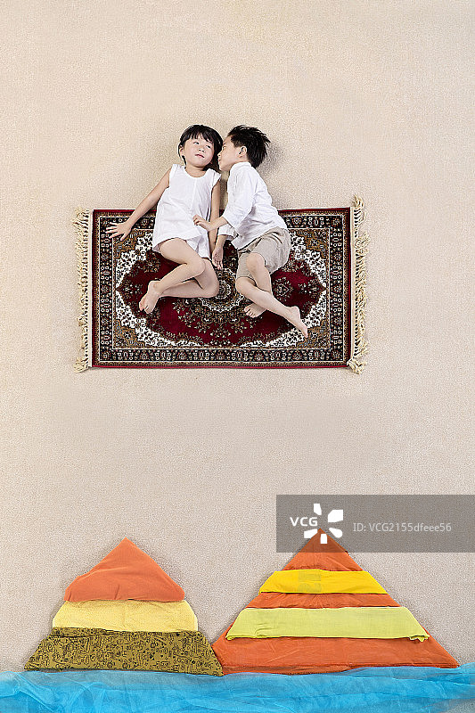 坐在毯子上的两个小孩图片素材