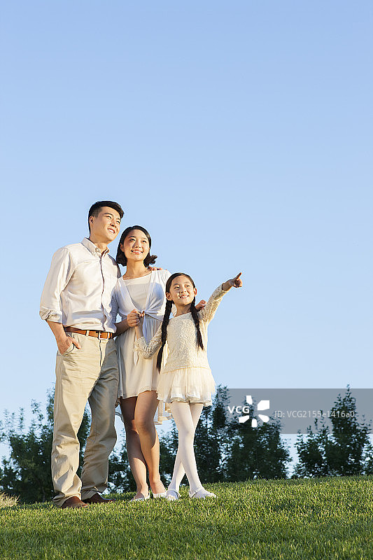 快乐的一家三口在公园里图片素材