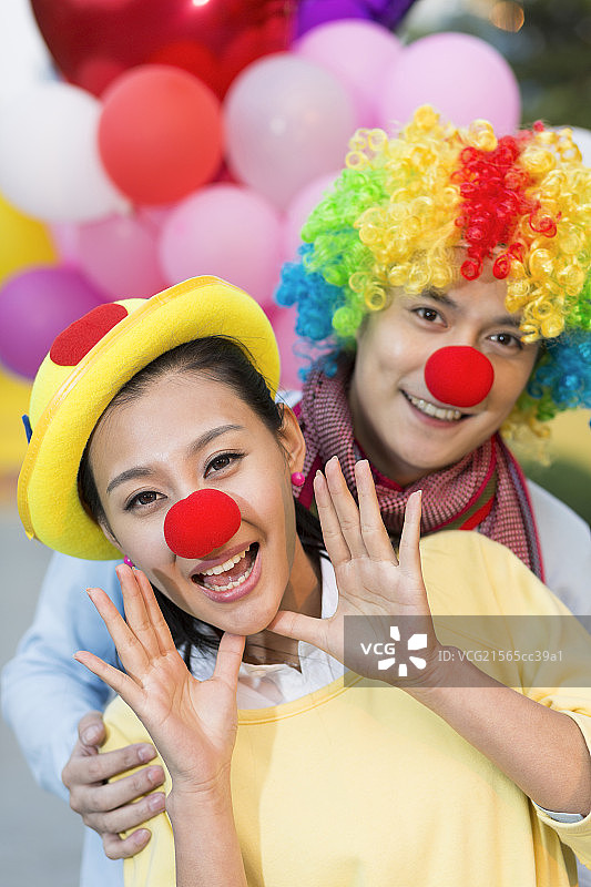 年轻情侣去游乐园玩狂欢图片素材