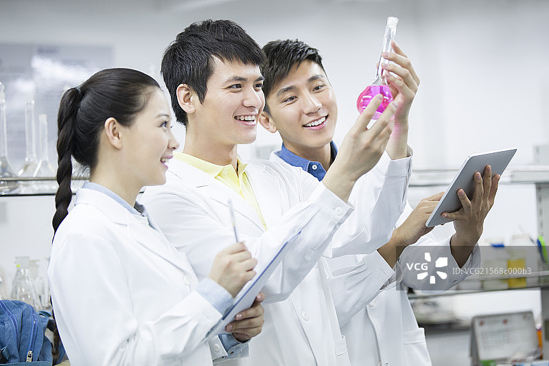 大学生做实验图片素材