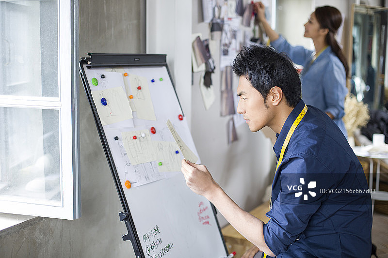 两个服装设计师在工作室工作图片素材