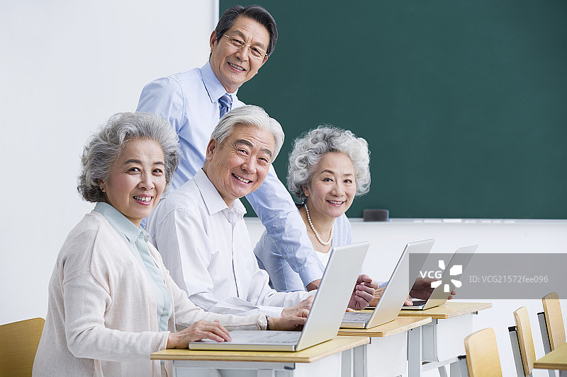 老年人上计算机课图片素材