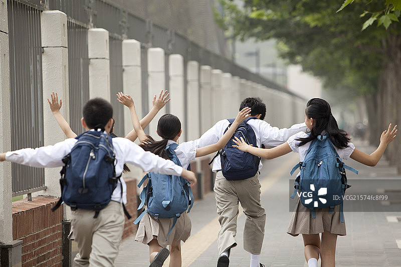 活泼的小学生在路上图片素材