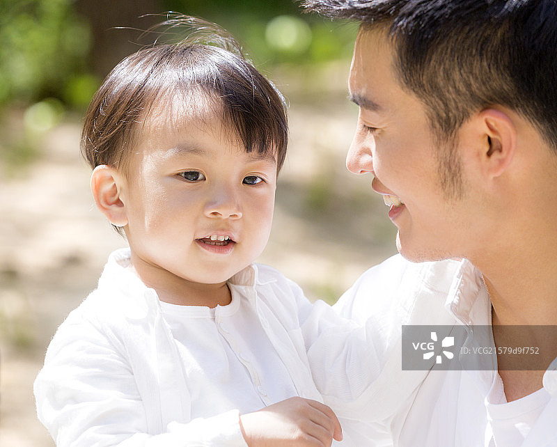 父亲带着孩子踏青图片素材