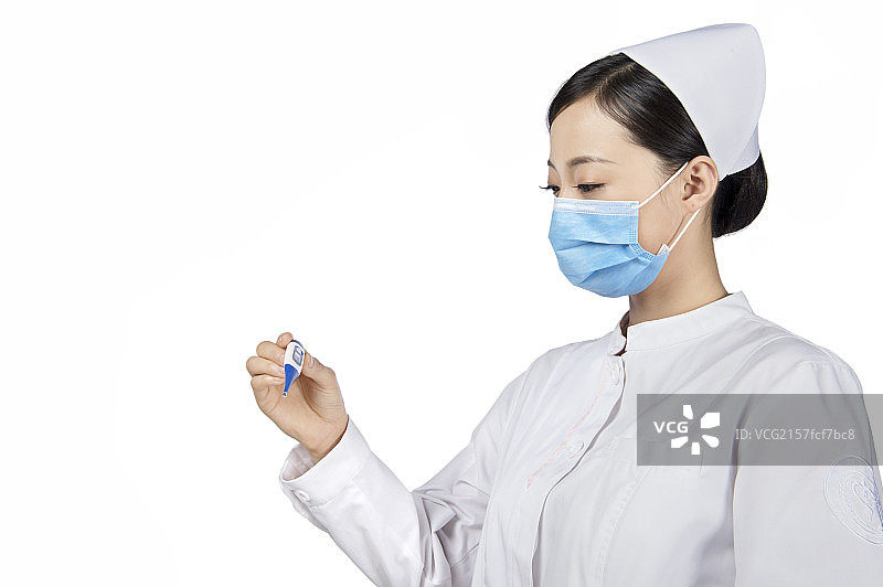 手拿体温计戴口罩的护士图片素材