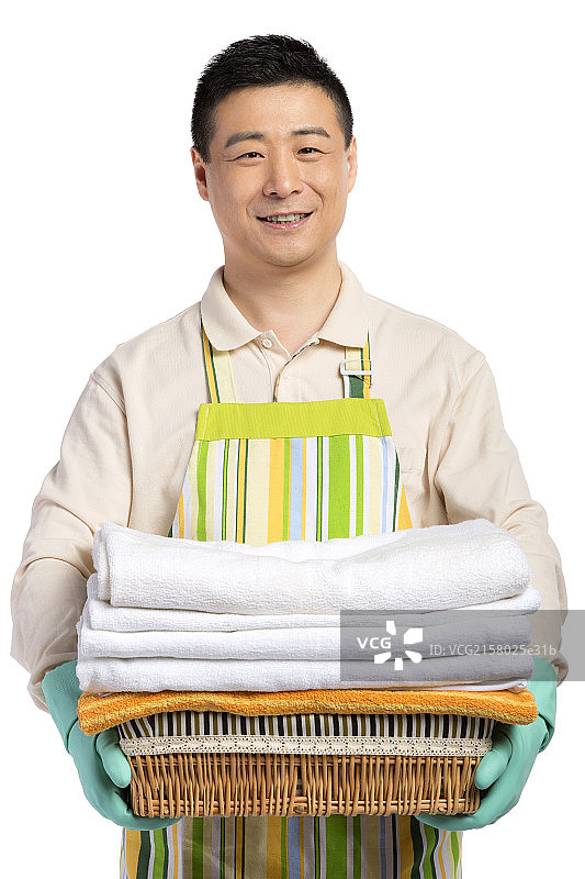 中年居家男人做家务图片素材