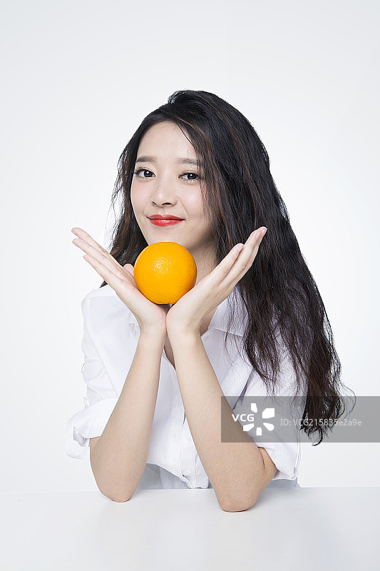 穿白衬衫披着长发的美女图片素材