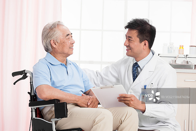 医生和老年人图片素材