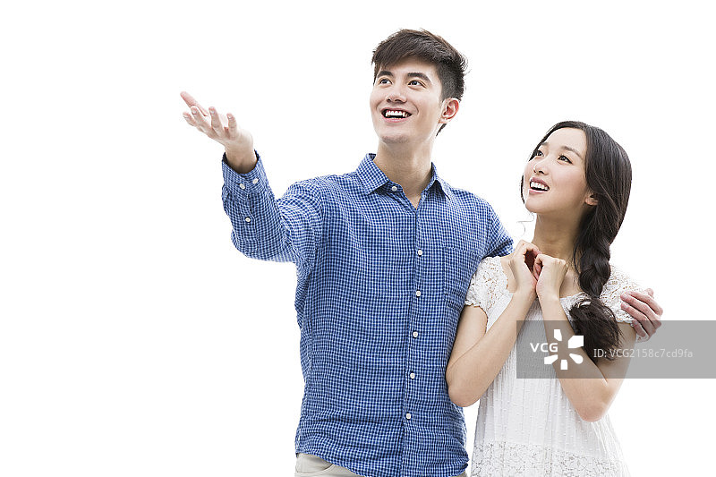 快乐的年轻情侣向上看图片素材