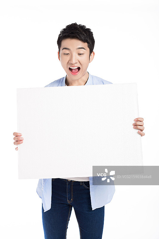 年轻男子手拿白板图片素材