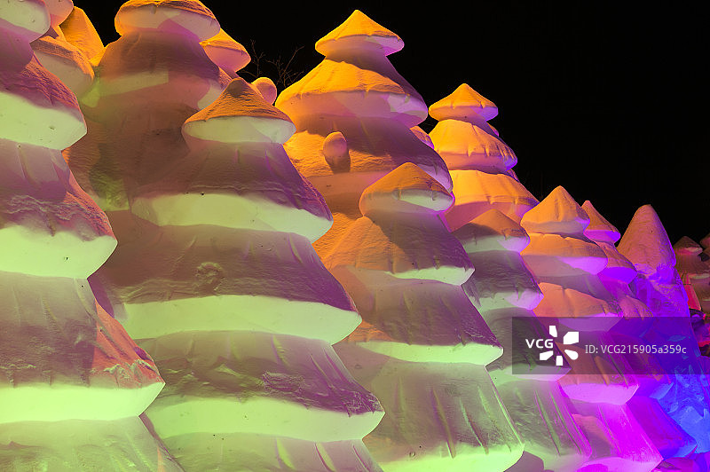 彩色灯光下的白雪雕刻图片素材
