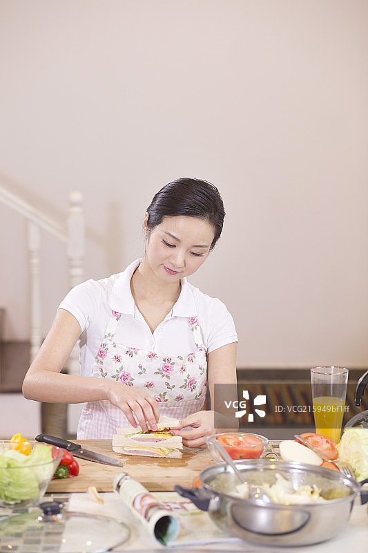 成熟女人做菜图片素材
