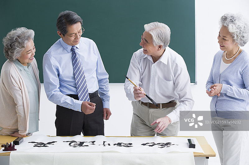 老年人上书法课图片素材