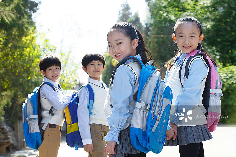 背着书包的小学生图片素材