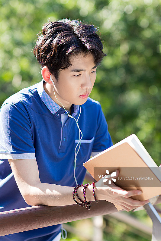 认真阅读的男生图片素材