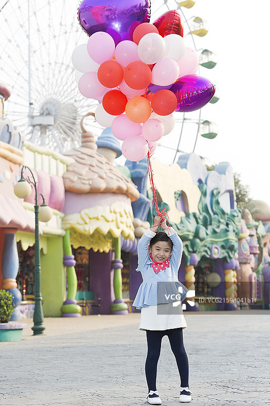 牵气球的小女孩图片素材