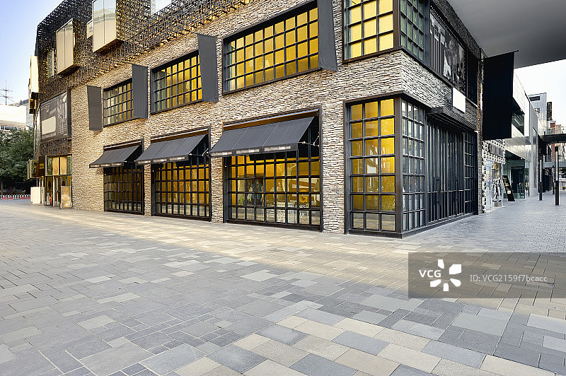北京三里屯太古里奢侈品旗舰店和广场道路图片素材