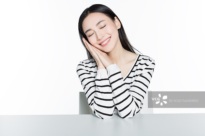 少女合掌闭目休息图片素材