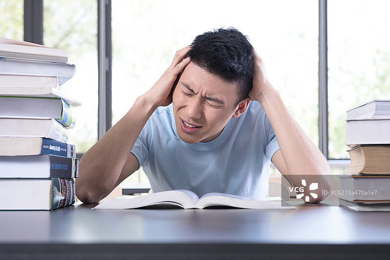 College student studying in library图片素材
