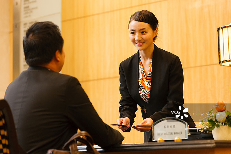 商务男人在酒店办理登记手续图片素材