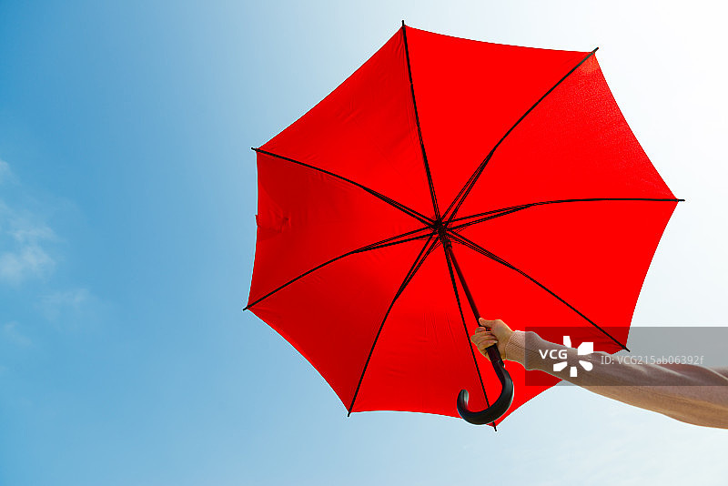 蓝天下的红色雨伞图片素材