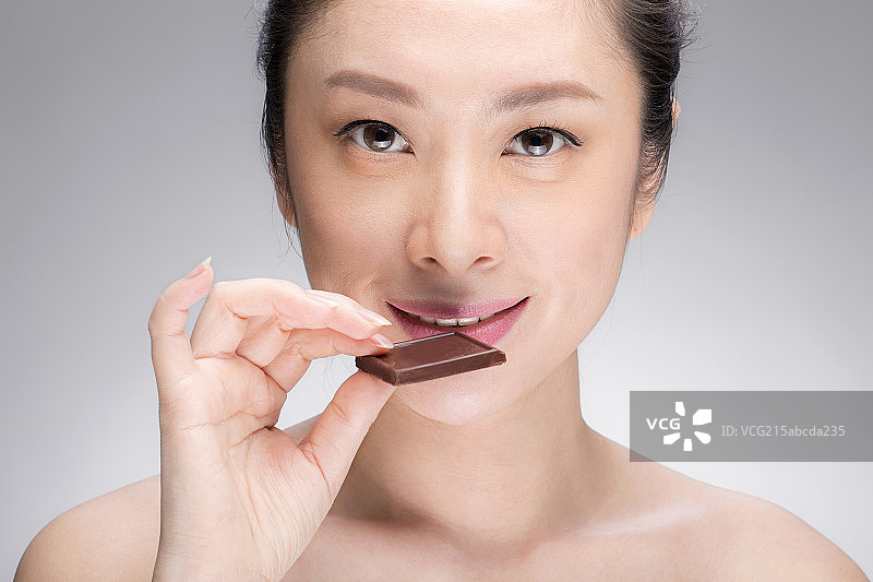 年轻女人吃巧克力图片素材