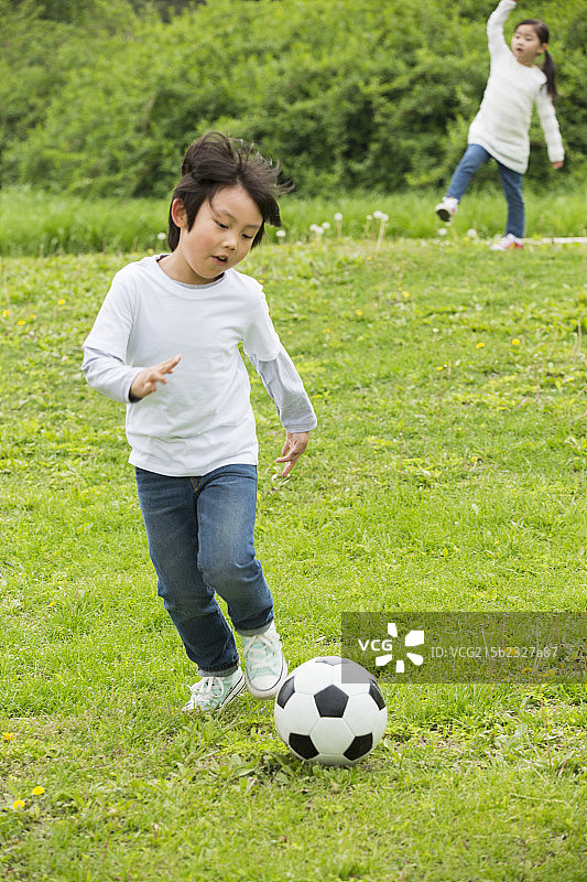 快乐儿童一起踢足球图片素材
