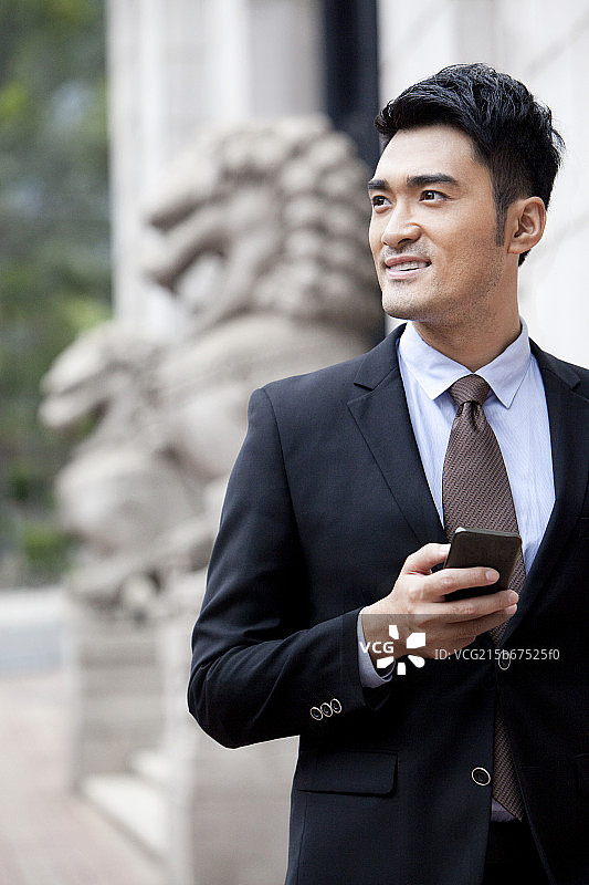 开心商务男士和智能手机图片素材