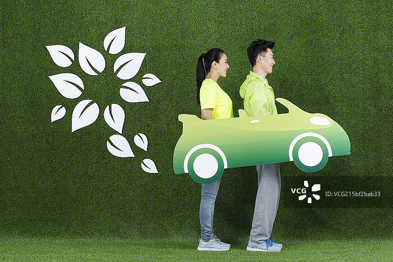 草地创意年轻情侣驾车出游图片素材