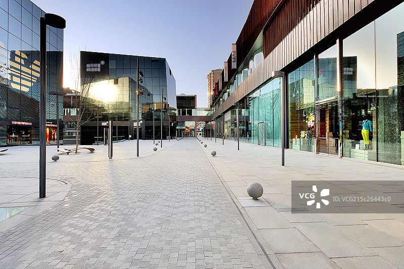 北京三里屯Village奢侈品旗舰店和商业广场道路图片素材