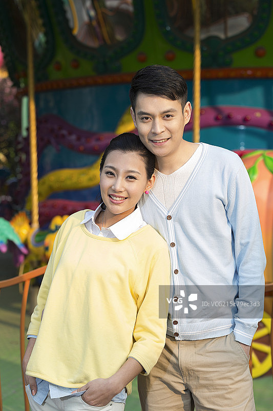 年轻情侣去游乐园玩图片素材