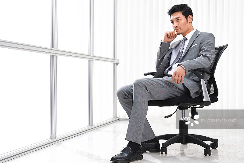 商务男人在办公室图片素材