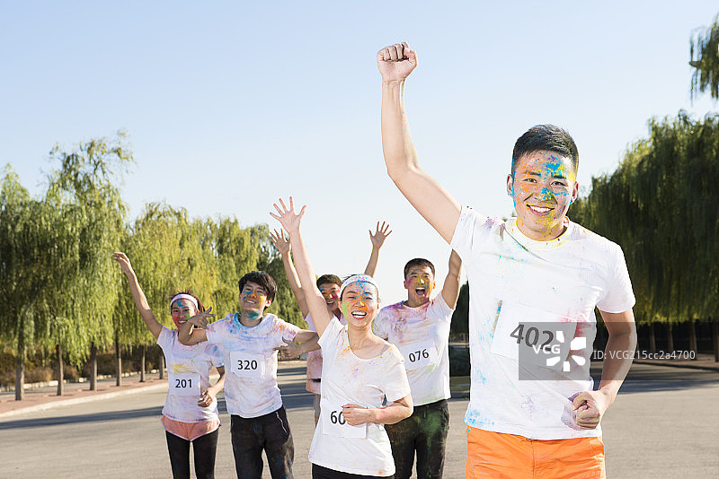 Young man leading at The Color Run图片素材