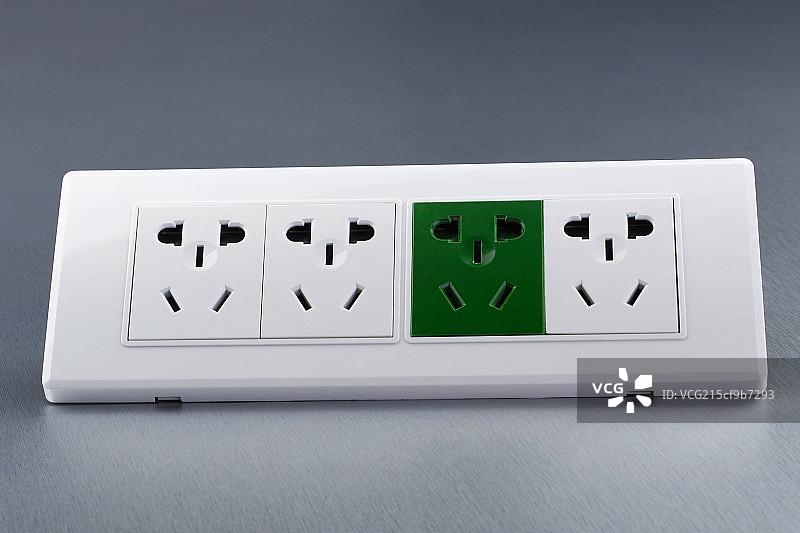 放在桌子上的电源插口图片素材