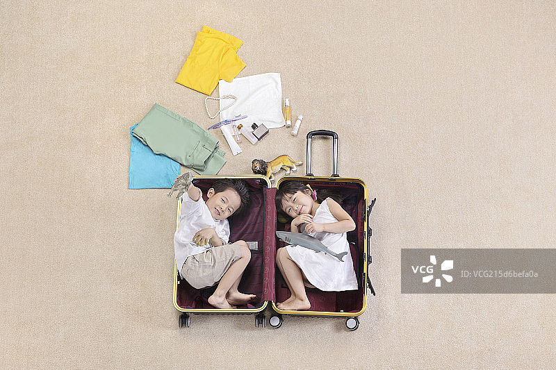 躺在箱子里的两个可爱儿童图片素材